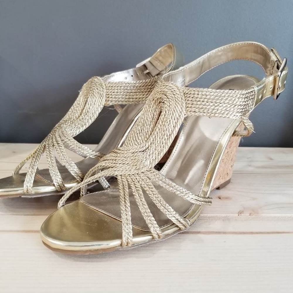 Adrienne Papell Studio Gold Wedge Women's 8M
